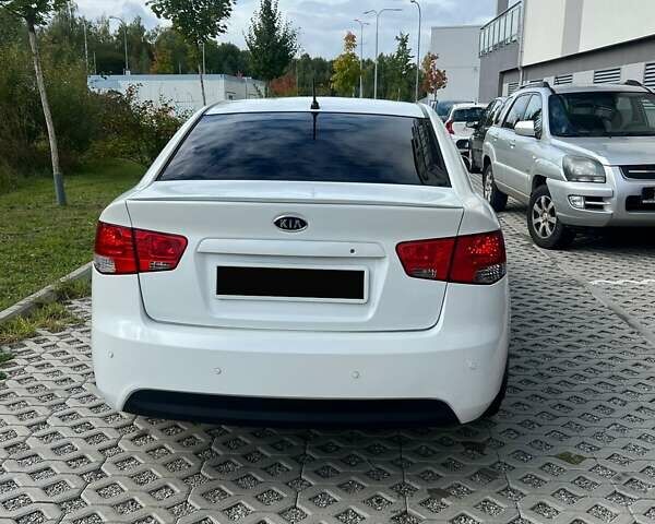 Белый Киа Черато, объемом двигателя 1.59 л и пробегом 180 тыс. км за 6800 $, фото 3 на Automoto.ua