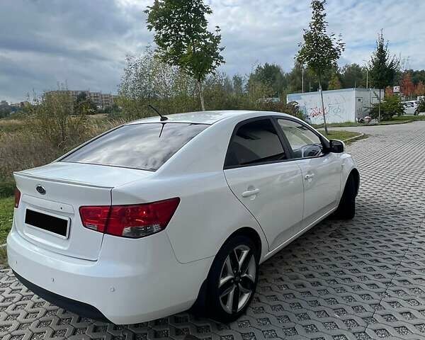 Белый Киа Черато, объемом двигателя 1.59 л и пробегом 180 тыс. км за 6800 $, фото 2 на Automoto.ua