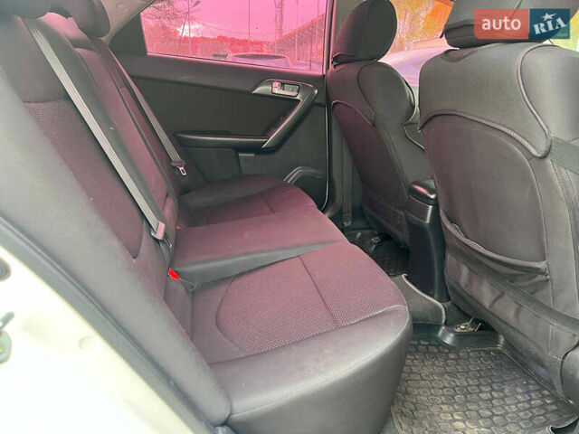 Белый Киа Черато, объемом двигателя 1.59 л и пробегом 210 тыс. км за 8200 $, фото 11 на Automoto.ua