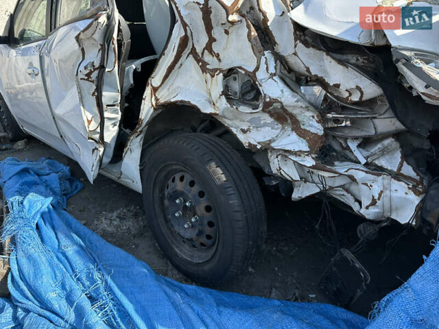 Белый Киа Черато, объемом двигателя 1.6 л и пробегом 250 тыс. км за 1999 $, фото 25 на Automoto.ua