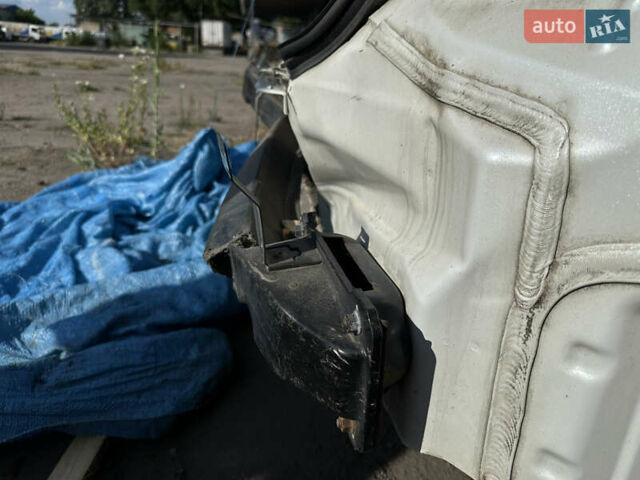 Белый Киа Черато, объемом двигателя 1.6 л и пробегом 250 тыс. км за 1999 $, фото 11 на Automoto.ua