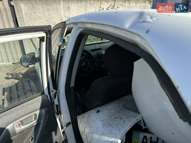 Белый Киа Черато, объемом двигателя 1.6 л и пробегом 250 тыс. км за 1999 $, фото 8 на Automoto.ua