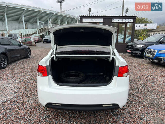 Белый Киа Черато, объемом двигателя 1.59 л и пробегом 210 тыс. км за 8200 $, фото 8 на Automoto.ua