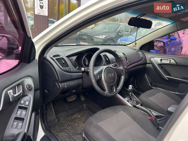 Белый Киа Черато, объемом двигателя 1.59 л и пробегом 210 тыс. км за 8200 $, фото 16 на Automoto.ua