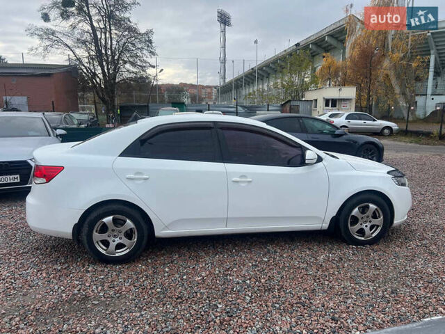 Белый Киа Черато, объемом двигателя 1.59 л и пробегом 210 тыс. км за 8200 $, фото 3 на Automoto.ua