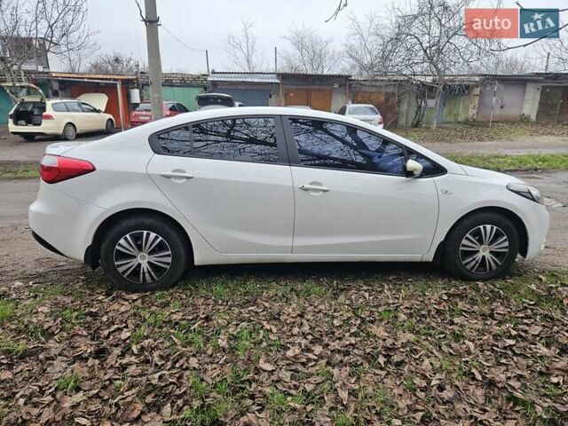 Белый Киа Черато, объемом двигателя 1.59 л и пробегом 300 тыс. км за 9800 $, фото 6 на Automoto.ua