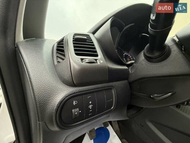 Білий Кіа Черато, об'ємом двигуна 1.6 л та пробігом 100 тис. км за 8300 $, фото 19 на Automoto.ua