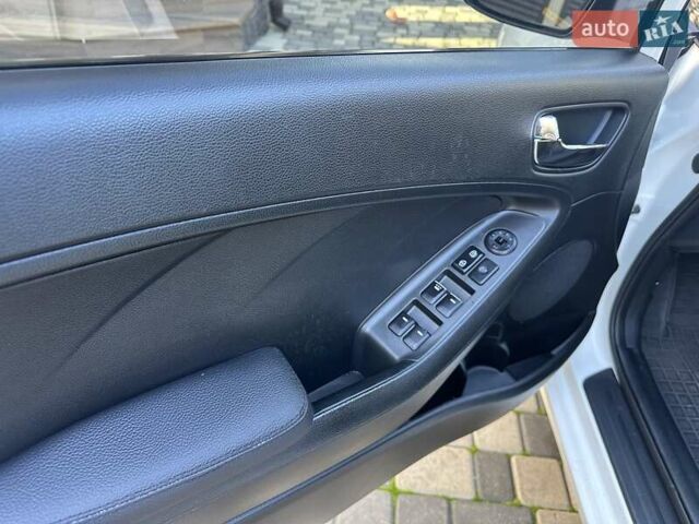 Белый Киа Черато, объемом двигателя 1.8 л и пробегом 202 тыс. км за 8600 $, фото 11 на Automoto.ua