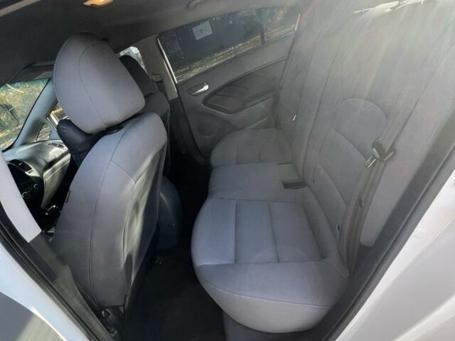 Белый Киа Черато, объемом двигателя 2 л и пробегом 230 тыс. км за 8999 $, фото 5 на Automoto.ua