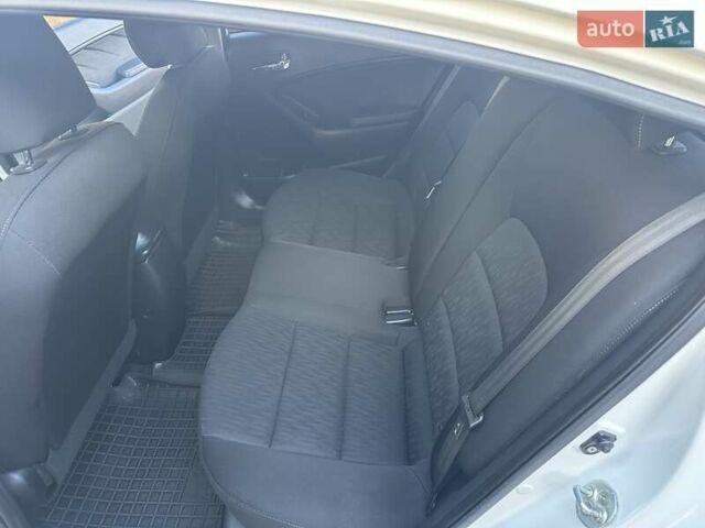 Белый Киа Черато, объемом двигателя 1.8 л и пробегом 202 тыс. км за 8600 $, фото 6 на Automoto.ua