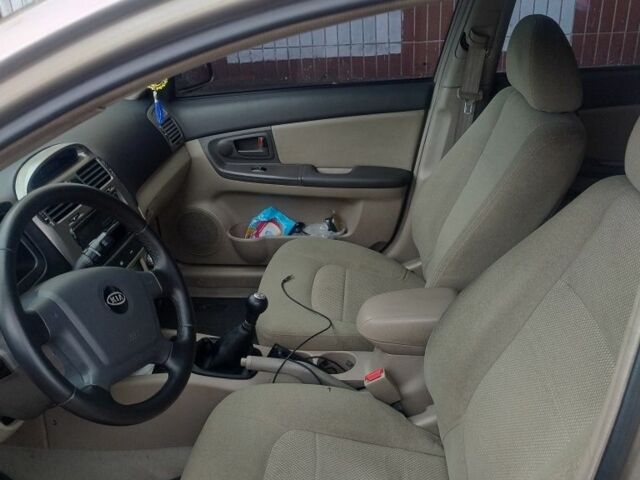 Бежевый Киа Черато, объемом двигателя 1.6 л и пробегом 214 тыс. км за 3050 $, фото 4 на Automoto.ua