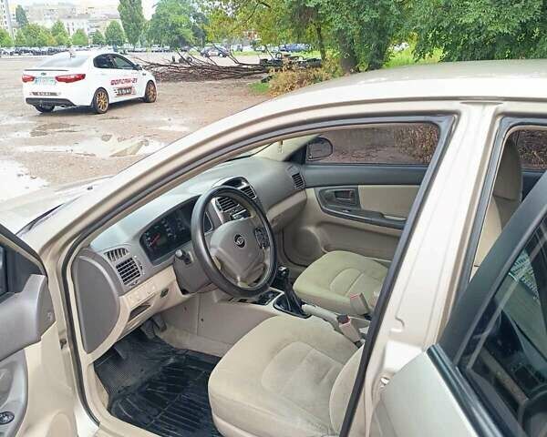 Бежевий Кіа Черато, об'ємом двигуна 2 л та пробігом 187 тис. км за 4700 $, фото 2 на Automoto.ua