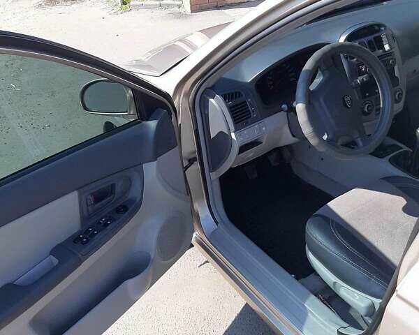 Бежевый Киа Черато, объемом двигателя 1.98 л и пробегом 252 тыс. км за 4900 $, фото 9 на Automoto.ua