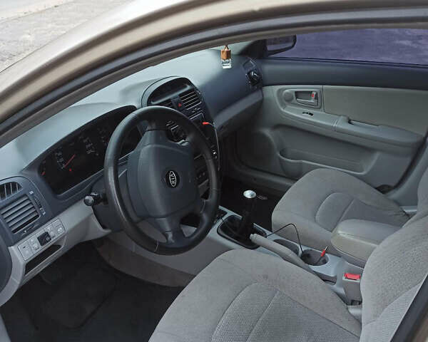 Бежевый Киа Черато, объемом двигателя 1.98 л и пробегом 212 тыс. км за 4500 $, фото 7 на Automoto.ua