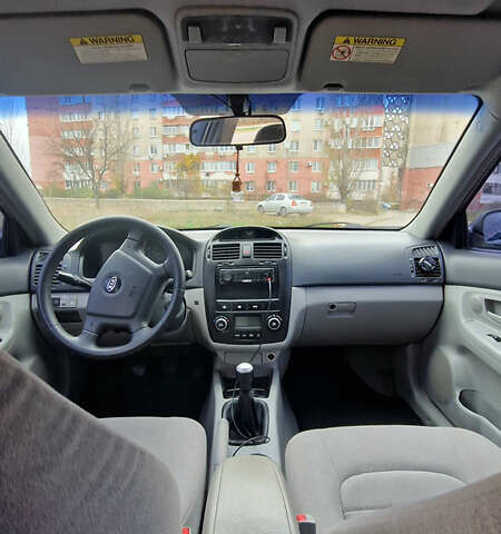 Бежевый Киа Черато, объемом двигателя 1.98 л и пробегом 212 тыс. км за 4500 $, фото 6 на Automoto.ua