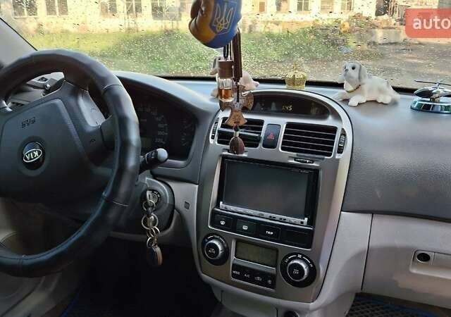 Бежевый Киа Черато, объемом двигателя 2 л и пробегом 200 тыс. км за 3750 $, фото 1 на Automoto.ua