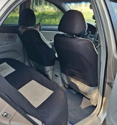 Бежевый Киа Черато, объемом двигателя 2 л и пробегом 200 тыс. км за 3750 $, фото 2 на Automoto.ua