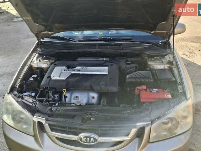 Бежевый Киа Черато, объемом двигателя 2 л и пробегом 200 тыс. км за 3750 $, фото 3 на Automoto.ua