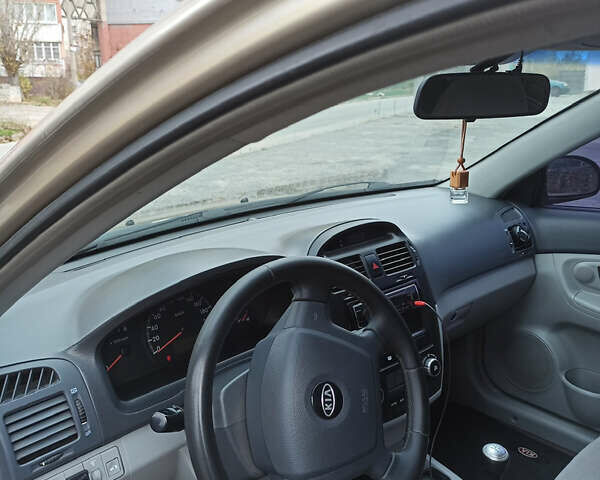 Бежевый Киа Черато, объемом двигателя 1.98 л и пробегом 212 тыс. км за 4500 $, фото 5 на Automoto.ua