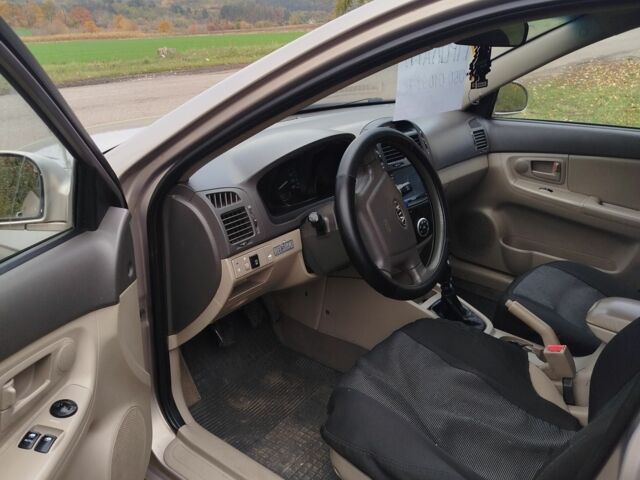 Бежевий Кіа Черато, об'ємом двигуна 1.6 л та пробігом 280 тис. км за 3300 $, фото 2 на Automoto.ua