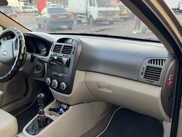 Бежевый Киа Черато, объемом двигателя 1.6 л и пробегом 268 тыс. км за 3900 $, фото 6 на Automoto.ua