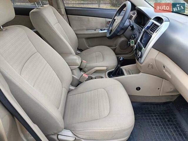 Бежевый Киа Черато, объемом двигателя 1.98 л и пробегом 195 тыс. км за 3993 $, фото 11 на Automoto.ua