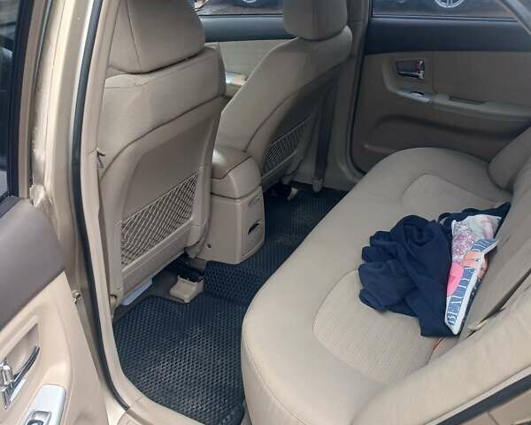 Бежевый Киа Черато, объемом двигателя 2 л и пробегом 245 тыс. км за 4500 $, фото 4 на Automoto.ua