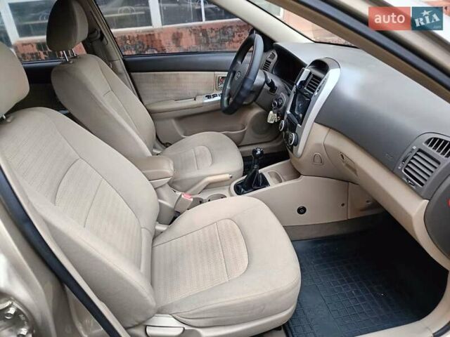 Бежевый Киа Черато, объемом двигателя 2 л и пробегом 195 тыс. км за 4250 $, фото 7 на Automoto.ua