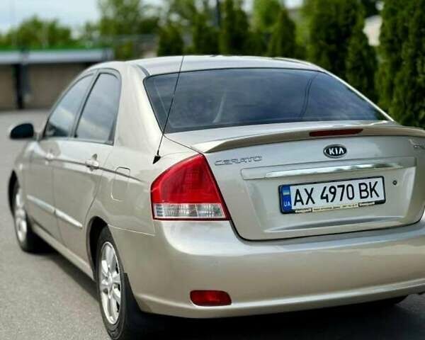 Бежевий Кіа Черато, об'ємом двигуна 2 л та пробігом 250 тис. км за 3500 $, фото 1 на Automoto.ua