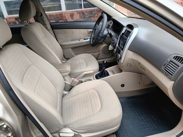 Бежевый Киа Черато, объемом двигателя 2 л и пробегом 195 тыс. км за 4250 $, фото 9 на Automoto.ua