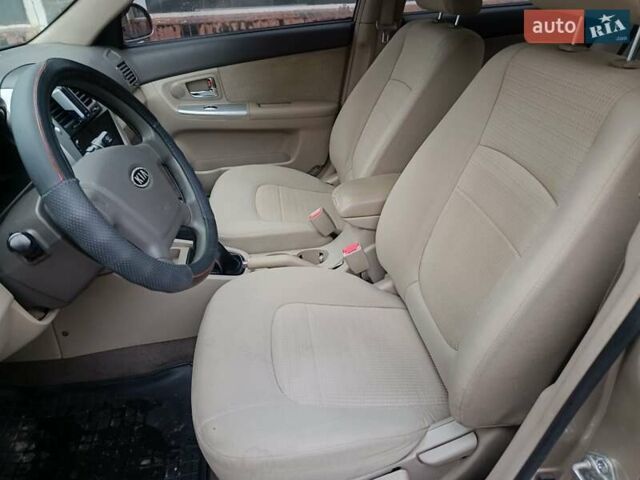 Бежевый Киа Черато, объемом двигателя 2 л и пробегом 195 тыс. км за 4250 $, фото 8 на Automoto.ua