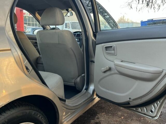 Бежевый Киа Черато, объемом двигателя 1.6 л и пробегом 268 тыс. км за 3900 $, фото 3 на Automoto.ua