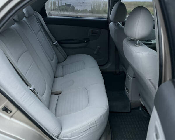 Бежевий Кіа Черато, об'ємом двигуна 1.6 л та пробігом 230 тис. км за 3700 $, фото 10 на Automoto.ua