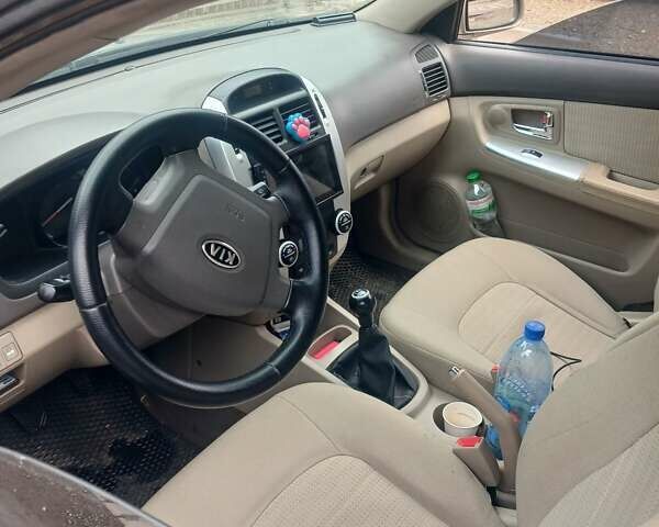 Бежевый Киа Черато, объемом двигателя 2 л и пробегом 245 тыс. км за 4500 $, фото 5 на Automoto.ua