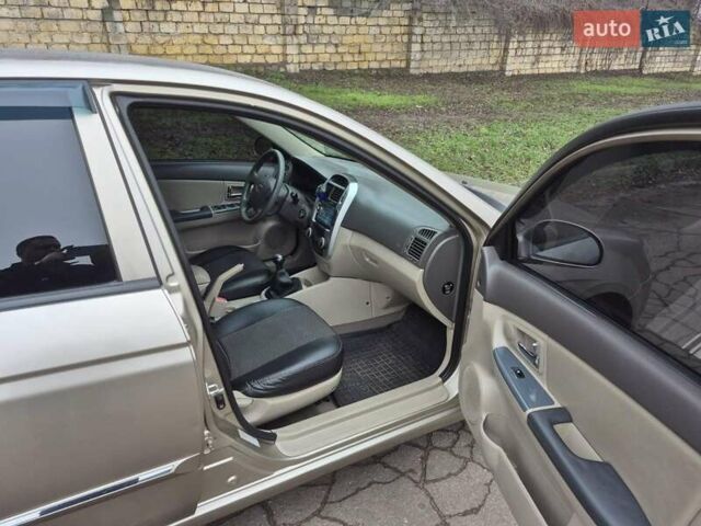 Бежевый Киа Черато, объемом двигателя 2 л и пробегом 210 тыс. км за 5300 $, фото 11 на Automoto.ua