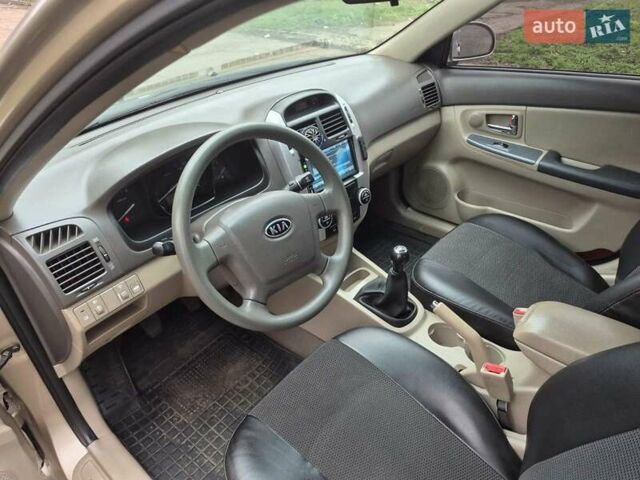 Бежевый Киа Черато, объемом двигателя 2 л и пробегом 210 тыс. км за 5300 $, фото 7 на Automoto.ua