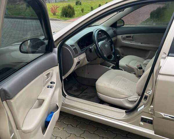 Бежевый Киа Черато, объемом двигателя 1.6 л и пробегом 182 тыс. км за 4000 $, фото 5 на Automoto.ua