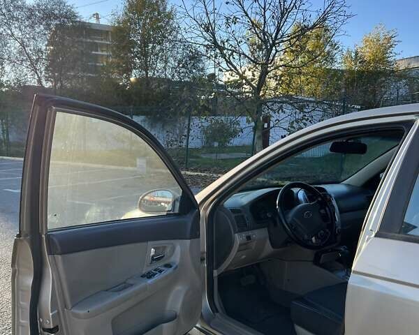 Бежевий Кіа Черато, об'ємом двигуна 2 л та пробігом 147 тис. км за 4900 $, фото 8 на Automoto.ua