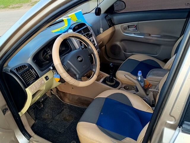 Бежевий Кіа Черато, об'ємом двигуна 1.6 л та пробігом 205 тис. км за 4600 $, фото 10 на Automoto.ua