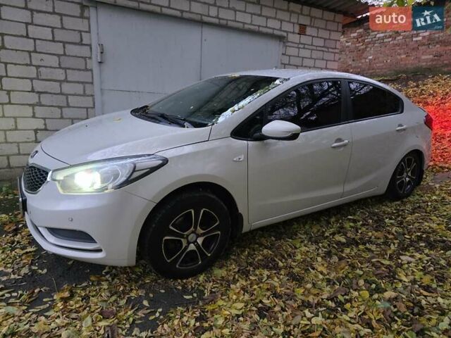 Бежевый Киа Черато, объемом двигателя 1.6 л и пробегом 300 тыс. км за 4750 $, фото 3 на Automoto.ua