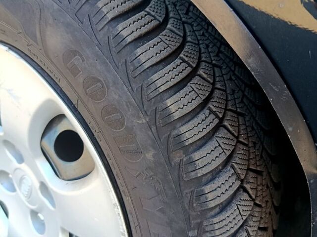 Чорний Кіа Черато, об'ємом двигуна 1.6 л та пробігом 367 тис. км за 3900 $, фото 4 на Automoto.ua