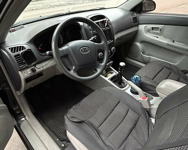 Черный Киа Черато, объемом двигателя 1.6 л и пробегом 206 тыс. км за 4500 $, фото 6 на Automoto.ua