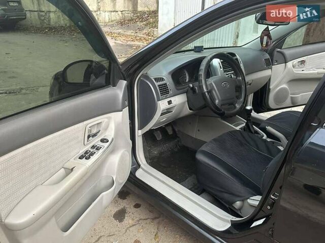 Черный Киа Черато, объемом двигателя 1.6 л и пробегом 230 тыс. км за 4950 $, фото 5 на Automoto.ua