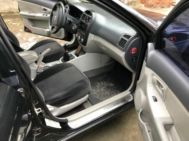 Черный Киа Черато, объемом двигателя 1.6 л и пробегом 240 тыс. км за 3300 $, фото 10 на Automoto.ua