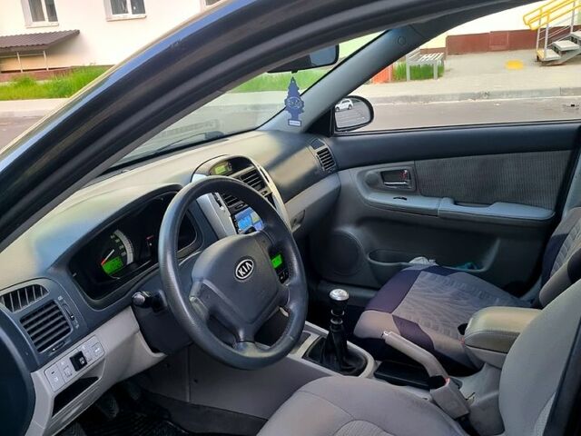 Черный Киа Черато, объемом двигателя 1.6 л и пробегом 200 тыс. км за 3999 $, фото 1 на Automoto.ua