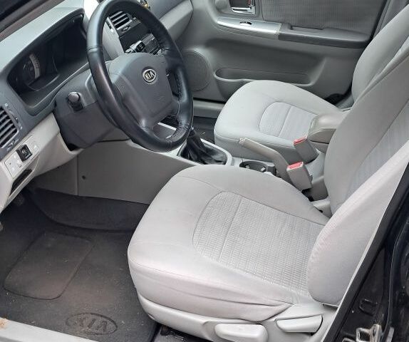 Черный Киа Черато, объемом двигателя 1.6 л и пробегом 258 тыс. км за 4300 $, фото 7 на Automoto.ua