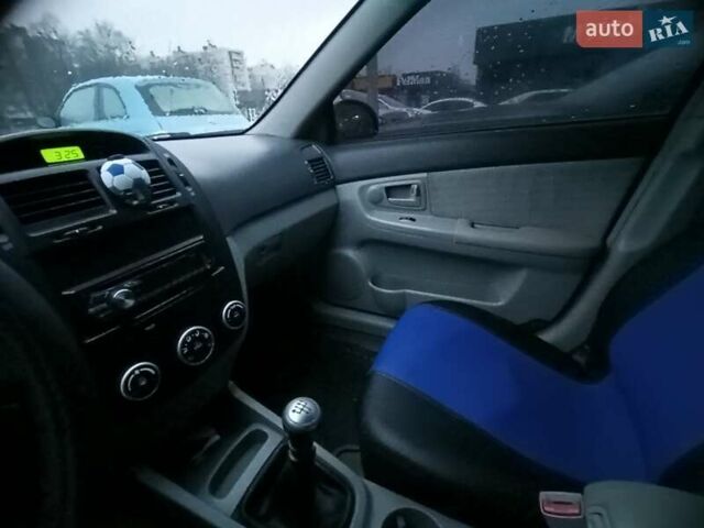 Черный Киа Черато, объемом двигателя 1.6 л и пробегом 260 тыс. км за 5200 $, фото 4 на Automoto.ua