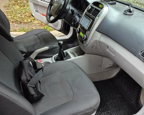 Черный Киа Черато, объемом двигателя 1.98 л и пробегом 180 тыс. км за 4500 $, фото 10 на Automoto.ua