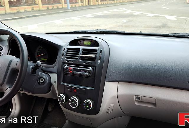 Черный Киа Черато, объемом двигателя 1.6 л и пробегом 204 тыс. км за 3700 $, фото 12 на Automoto.ua