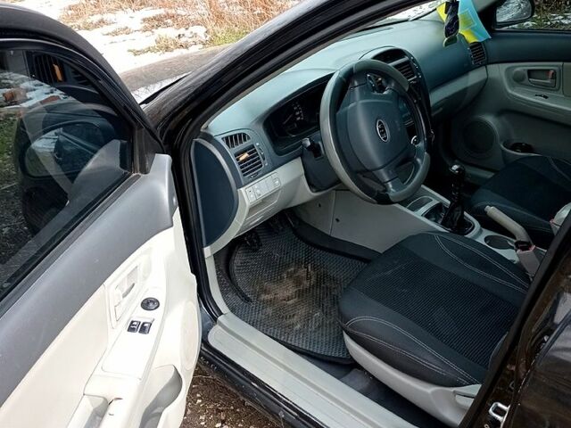 Чорний Кіа Черато, об'ємом двигуна 1.6 л та пробігом 215 тис. км за 3900 $, фото 5 на Automoto.ua